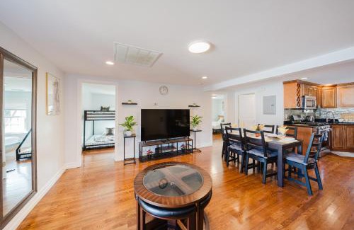 Quincy Appartement | 74L - 2BR Quincy - Cozy Couple Hideout near Wollaston Beach