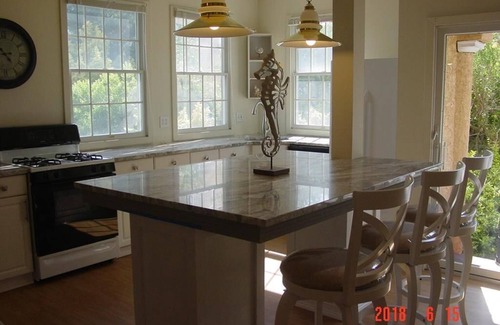 Townsend's Inlet Maison | 7904 Central Avenue West