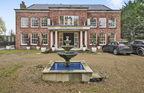 Romford Villa | 7bed Mansion With Cinema And Indoor Pool