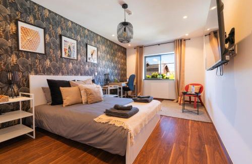 Santo Antonio dos Olivais Maison | 7Min From University and Sé Velha - AC - Work Desk - WiFi 300MBs -Suite 7 and 8