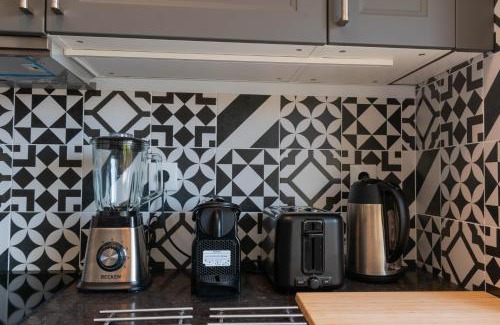 Santo Antonio dos Olivais Maison | 7Min From University and Sé Velha - AC - Work Desk - WiFi 300MBs -Suite 7 and 8