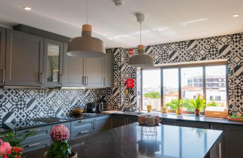 Santo Antonio dos Olivais Maison | 7Min From University and Sé Velha - AC - Work Desk - WiFi 300MBs -Suite 7 and 8