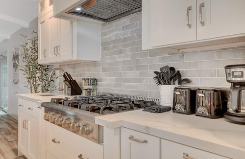 Paradise Springs Lit Et Petit-Déjeuner | 7x3 Villa, 10mins to the Strip, 16 seat dining, pool + spa, RV parking