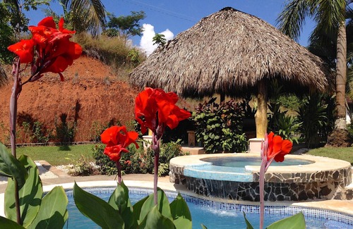 Esterillos Este Villa | P1 * 2 / Vues et brises océaniques ~ CONCIERGE ~ 2Pools ~ Rancho ~ BBQ ~ Ping Pong ~ Top Terrace