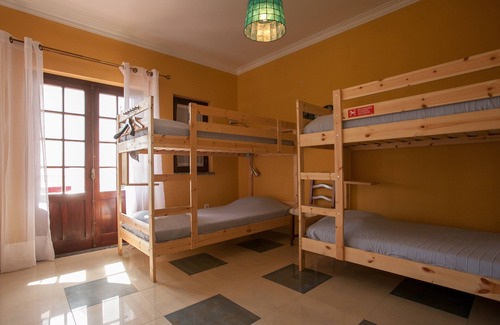 Ericeira Hôtel | 8 lits: Auberge Chill Hill & Chambres privées - Peach Garden (RNAL Nº 7624 / AL)