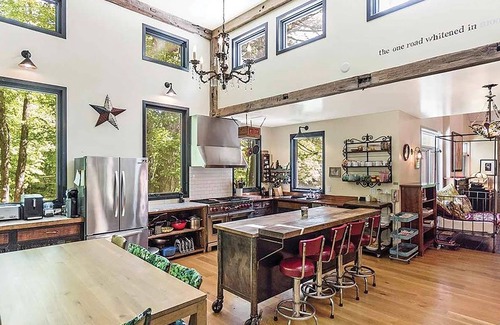 Saugerties Maison | 8-bedroom house & barn boardering the Catskill Mountain Preserve and family farm