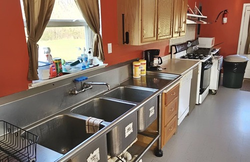 Michael Cabine | SINGLE BEDROOM located in Hills and Hollers Hunting Lodge