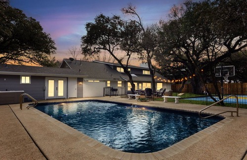 North San Antonio - SAT Maison | 8 Bedroom~Pickleball~Heated Pool~Sleeps 22~.5 acre~ Hot Tub~Game Room Mini Golf