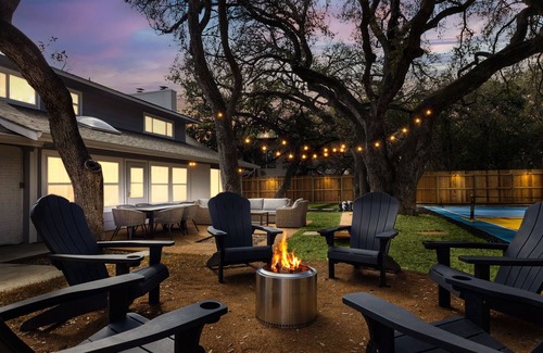 North San Antonio - SAT Maison | 8 Bedroom~Pickleball~Heated Pool~Sleeps 22~.5 acre~ Hot Tub~Game Room Mini Golf