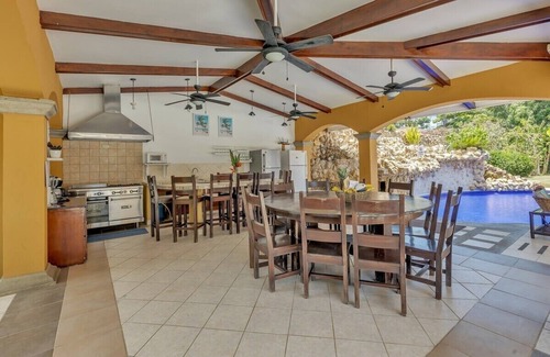 Jaco Villa | 8 BR Private Party Complex MEILLEUR emplacement - Marchez vers TOUT! Jusqu'à 200 $ de bonus
