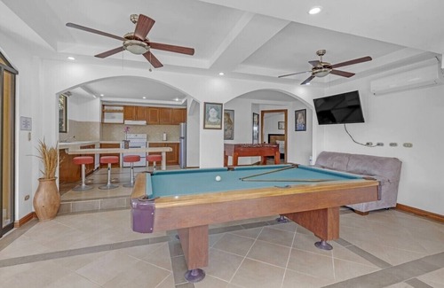 Jaco Villa | 8 BR Private Party Complex MEILLEUR emplacement - Marchez vers TOUT! Jusqu'à 200 $ de bonus