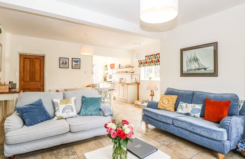 East Runton Maison | 8 MELINDA COTTAGE, pet friendly, with open fire in East Runton
