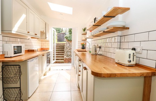 East Runton Maison | 8 MELINDA COTTAGE, pet friendly, with open fire in East Runton