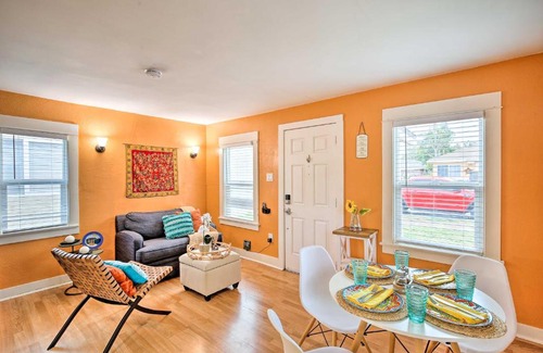 North Long Beach Maison | 8 Mi to Aquarium Long Beach Bungalow with Patio!