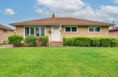 Brooklyn Maison | 8 Mi to Cleveland Family Home with Fenced Backyard!