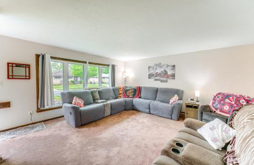 Brooklyn Maison | 8 Mi to Cleveland Family Home with Fenced Backyard!