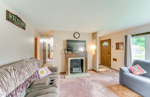Brooklyn Maison | 8 Mi to Cleveland Family Home with Fenced Backyard!