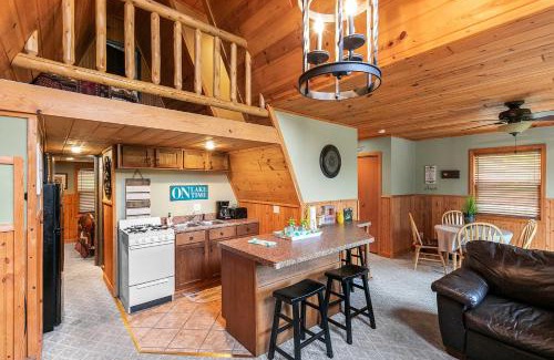 Lampe Maison | 8 Mi to Dogwood Canyon Cozy Cabin with Deck