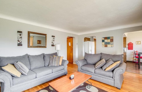 Garfield Heights Maison | 8 Mi to Dtwn Cleveland Quiet Home with Fenced Yard