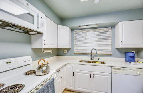 Forest Hills Appartement | 8 Mi to Dtwn Retreat with Balcony in Pittsburgh!