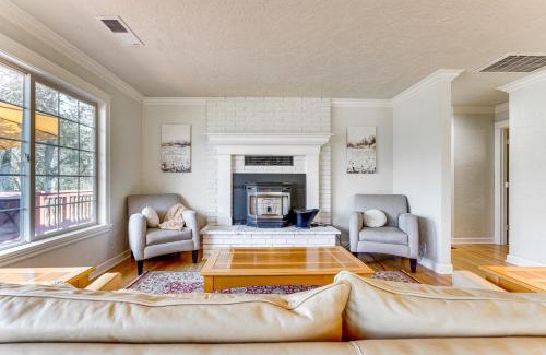Jacksonville Maison | 8 Mi to Jacksonville Oregon Getaway with Deck!