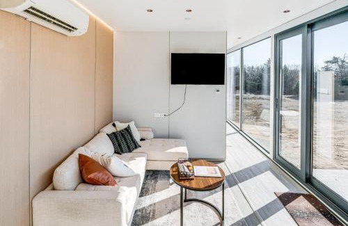 Valley View Appartement | 8 Mi to Lake Access Futuristic Capsule Hideaway!