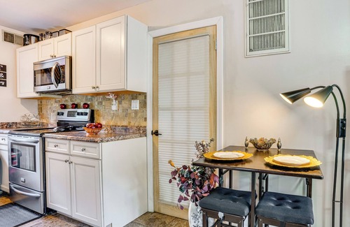 Alden Manor Appartement | 8 Mi to Long Beach: Cozy Apt w/Fenced Yard!