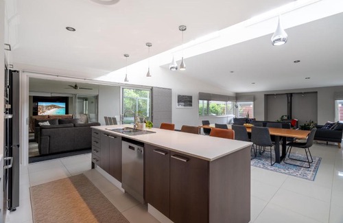 Port Macquarie Maison | 8 min to beach, Sleep 12 and Pets