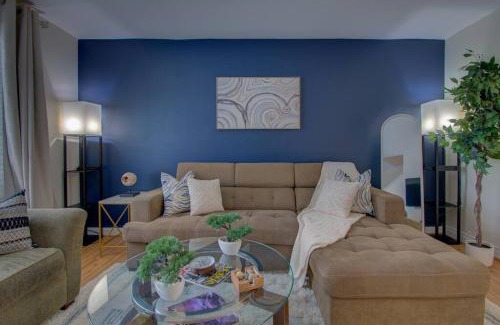 Old Town West Maison | 8-Min to Metro - King Bed- Old Town Central Retreat - Floyd's Freedom -