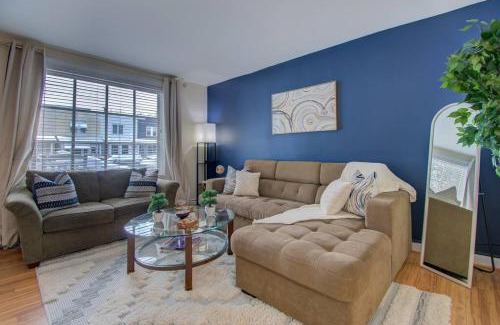Old Town West Maison | 8-Min to Metro - King Bed- Old Town Central Retreat - Floyd's Freedom -