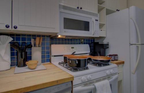 Old Town West Maison | 8-Min to Metro - King Bed- Old Town Central Retreat - Floyd's Freedom -