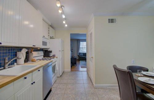 Old Town West Maison | 8-Min to Metro - King Bed- Old Town Central Retreat - Floyd's Freedom -