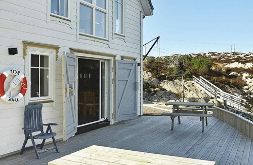Bomlo Maison | 8 person holiday home in Urangsvåg