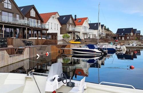 Bomlo Maison | 8 person holiday home in Urangsvåg
