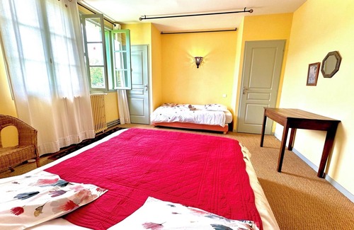 Estadens Cabine | 8-person self-catering cottage with shared pool and private garden facing the Pyrenees Mountains