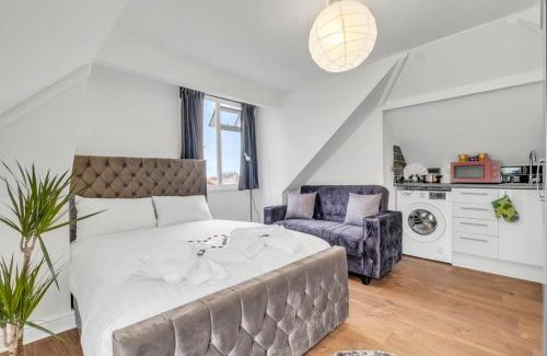 Hendon Maison | 8 Private Rooms with own kitchen & bathroom, Parking, 30min to Wembley Stadium, sleeps 16 to 20 people