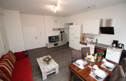 Tempelhof Appartement | 8 chambres à 19 personnes, un mobilier luxueux, « Iris8 »