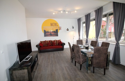 Tempelhof Appartement | 8 chambres à 19 personnes, un mobilier luxueux, « Iris8 »
