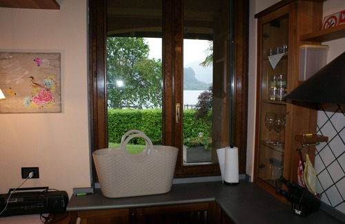 Brusimpiano Appartement | 80 m2 3 pièces partie de la maison directement sur le lac de Lugano