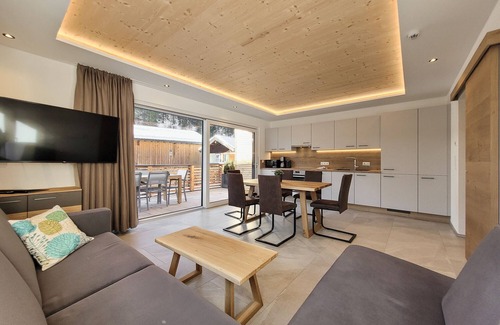 Bichlbach Appartement | 80 m² Moderne Ferienwohnung mit Balkon, Gratis Badesee, 100 m bis zum Skigebiet