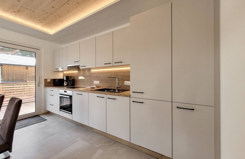 Bichlbach Appartement | 80 m² Moderne Ferienwohnung mit Balkon, Gratis Badesee, 100 m bis zum Skigebiet