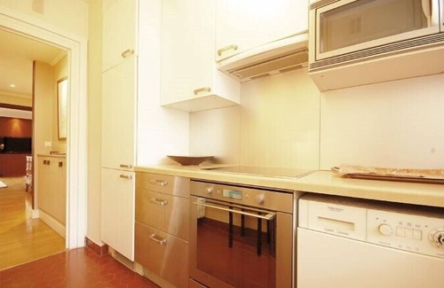 16th Arrondissement Appartement | 800 pieds carrés refait Apt près de la Seine, W / LIFT & W / terrasse + A. C. jusqu'à la tour EIFFEL