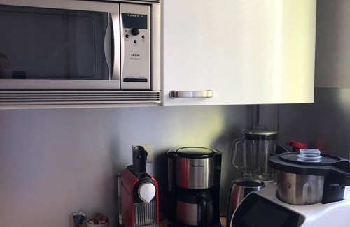 16th Arrondissement Appartement | 800 pieds carrés refait Apt près de la Seine, W / LIFT & W / terrasse + A. C. jusqu'à la tour EIFFEL
