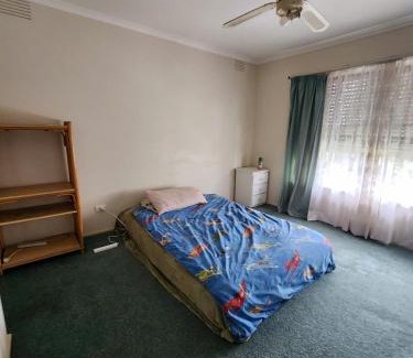 Avondale Heights Maison | 81B Ridge Drive