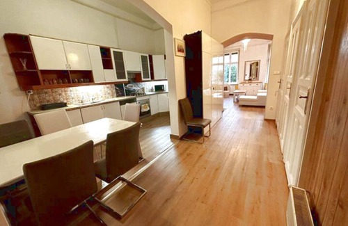 Belso-Ferencvaros Appartement | Appartement de 82 m² avec vue sur le Danube – Centre de Budapest,Check-in 24h/24