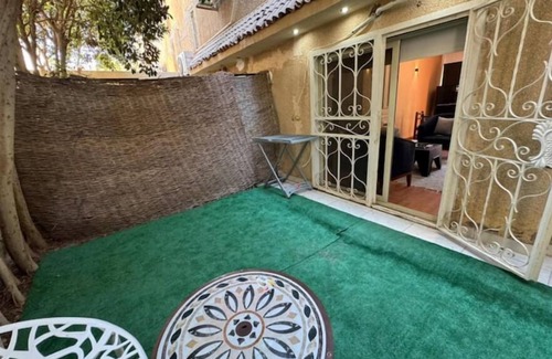 Bulaq ad Dakrur Appartement | 821 · 2BR Townhouse, Bath, TV, Backyard