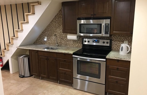 Mount Pleasant Appartement | 850sq. ft basement apartment in quiet area of Rock Creek Park