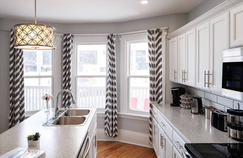 Queens Square Maison | 86A King Bed 2bd 3bt on Queen St. Downtown