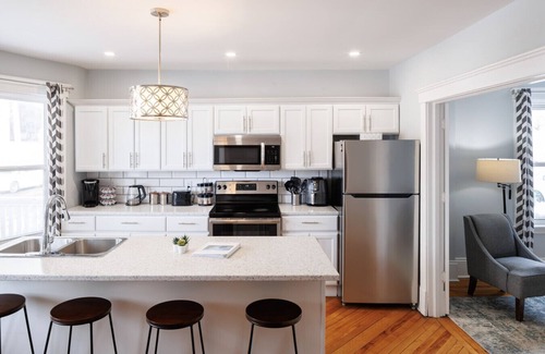 Queens Square Maison | 86A King Bed 2bd 3bt on Queen St. Downtown