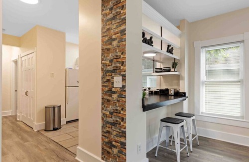 High Street Hill Appartement | 88 Boylston Street · Skyrise Two Stories - Centrally Located